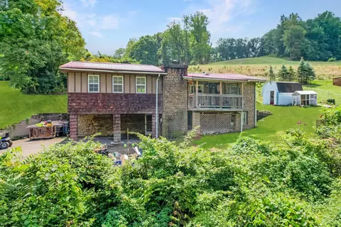1064 Fairchance Rd, Morgantown, WV 26508