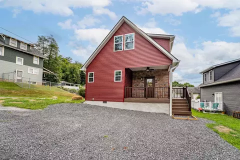 54 Sycamore St, Westover, WV 26501