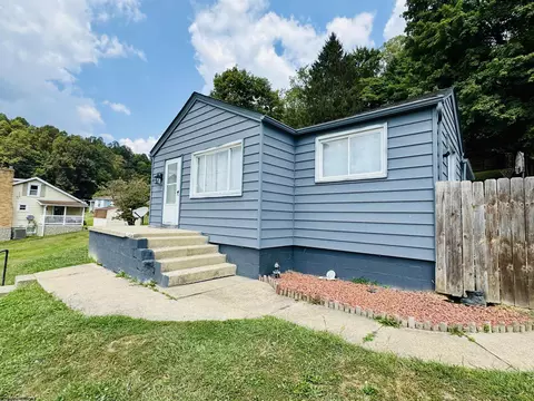 4301 Crossroads Rd, Fairview, WV 26570