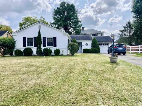 922 Farms Dr, Fairmont, WV 26554