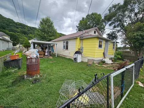 5805 12 Church Dr, Charleston, WV 26501