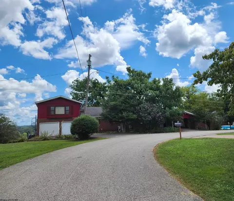 413 Green Acres Cir, Spencer, WV 25276