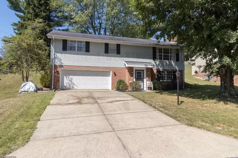8 Woodbrook Ln, Bridgeport, WV 26330