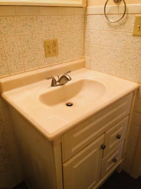 Bath - 151 12 Valley St, Salem, WV 26426 photo 2 of 6