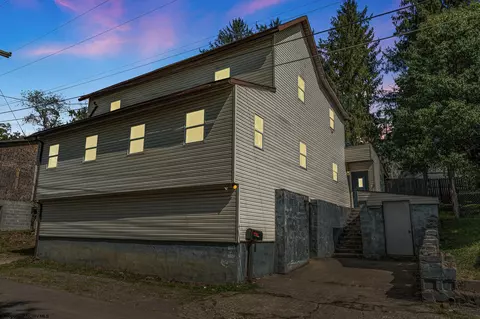 41 Freeland St, Fairmont, WV 26554