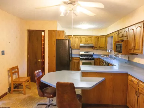 Kitchen - 542 Cardinal Dr, Elkview, WV 25071 photo 2 of 2