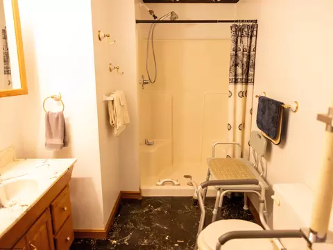 Bath - 542 Cardinal Dr, Elkview, WV 25071 photo 1 of 5