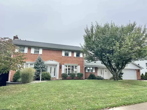 202 Ridgeway Dr, Bridgeport, WV 26330