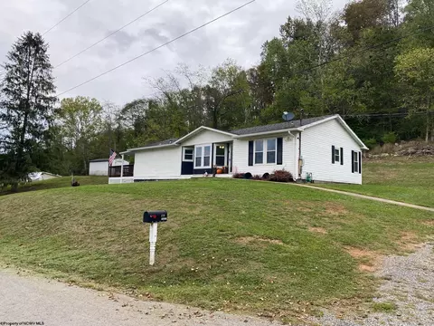 118 N High St, West Union, WV 26456