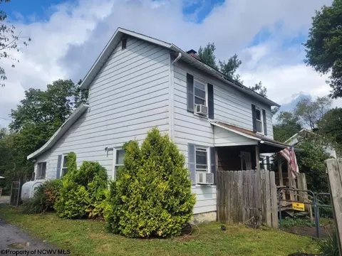 88 4th St, Bretz, WV 26524