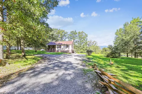 547 Haven Farm Cir, Petersburg, WV 26847