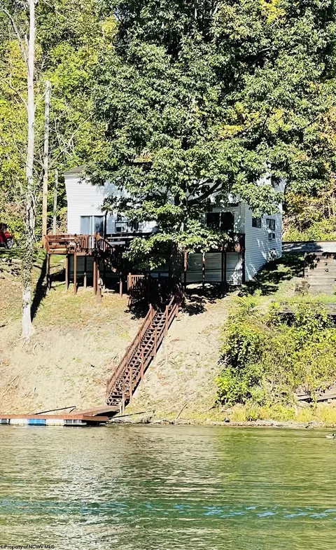 1312 Rivershore Dr, Fairmont, WV 26554