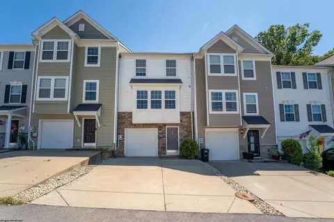 213 Summerfield Dr, Morgantown, WV 26508