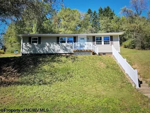 8 Bonasso Dr, Fairmont, WV 26554
