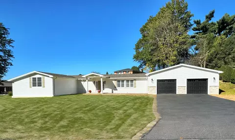 2 Club View Dr, Fairmont, WV 26554