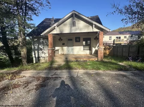221 Lee St, Weston, WV 26452