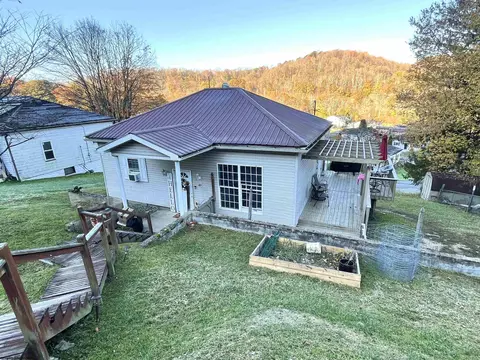 47 Crown St, Worthington, WV 26591