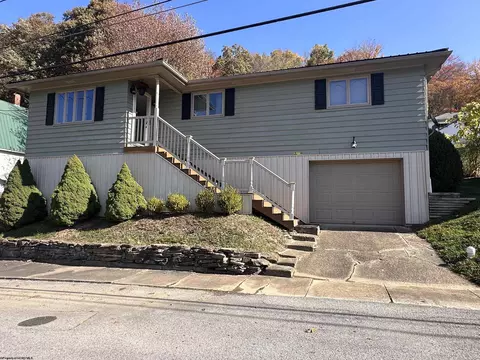 16 Oak St, Hundred, WV 26575