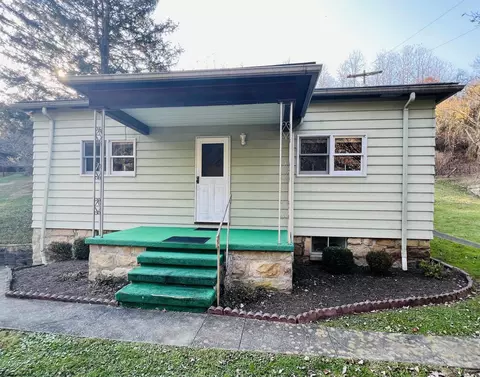 62 Newcastle Ln, Farmington, WV 26571
