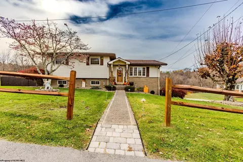 102 Lakeview Dr, Fairmont, WV 26554
