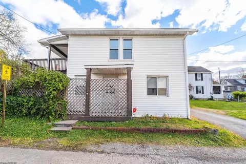 221 Snyder St, Westover, WV 26501