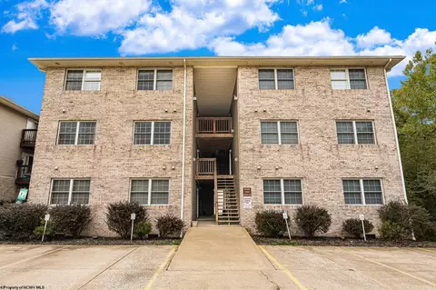 221 Creekside Dr, Morgantown, WV 26508