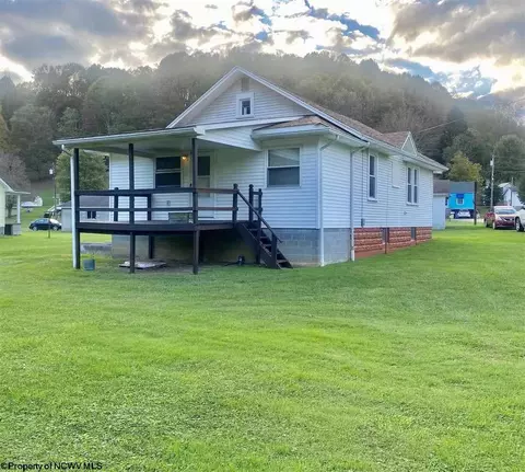 9 Punkin Center Rd, Fairview, WV 26570