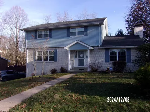 214 Ridgeway Dr, Bridgeport, WV 26330