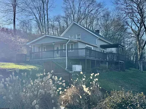 5446 Cunningham Run Rd, Shinnston, WV 26431