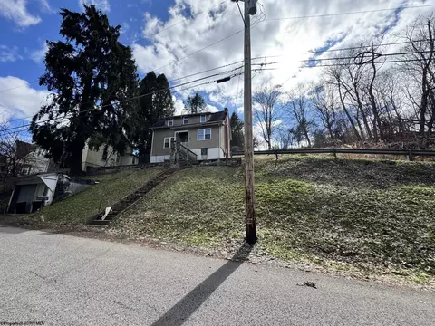 8 Hillside Dr, Fairmont, WV 26554