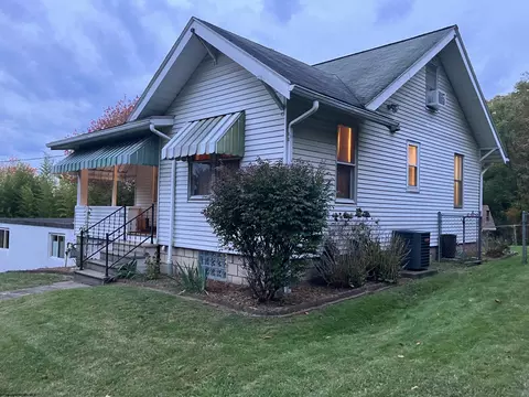 1129 Charles Ave, Morgantown, WV 26505