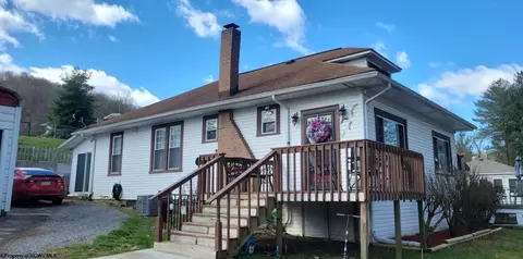 81 Wall St, Flemington, WV 26347
