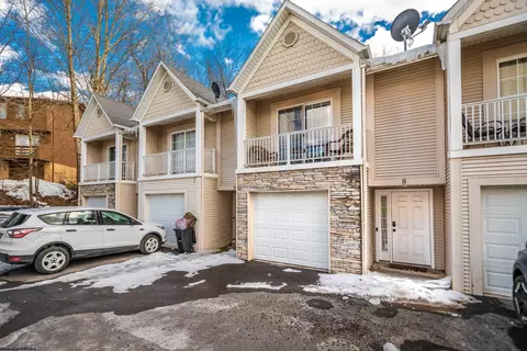 8 Flatts Ln, Morgantown, WV 26505