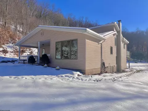 142 Loy Ln, Bristol, WV 26426