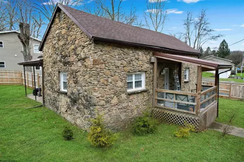 702 Buffalo Creek Rd, Barrackville, WV 26559
