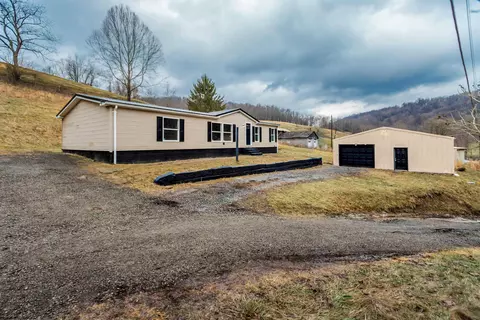 238 Crossroads Rd, Wana, WV 26590