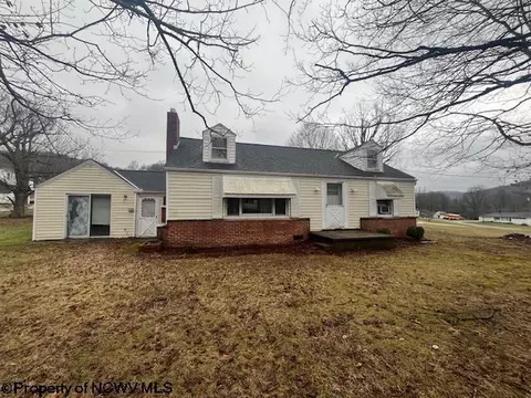 16 Green Hill Ln, Mount Clare, WV 26408