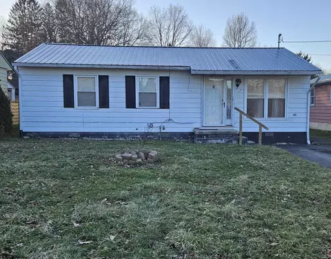 77 N Hice St, Belington, WV 26250