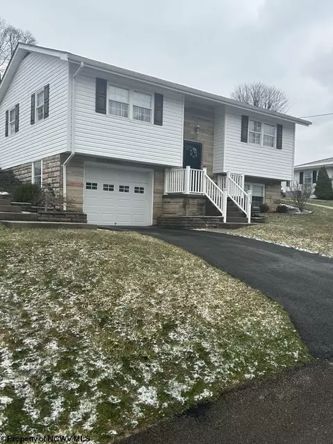 215 Saratoga Dr, Buckhannon, WV 26201