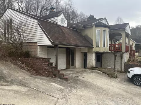 2742 Sardis Rd, Clarksburg, WV 26301