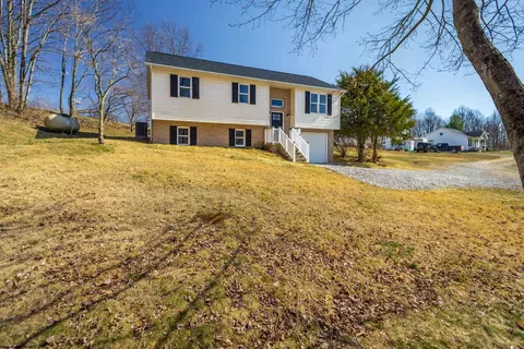 300 Old Taylortown Rd, Maidsville, WV 26541