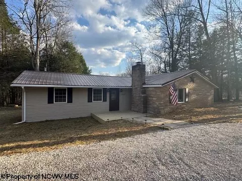 3262 Maryland Line Rd, Bruceton Mills, WV 26525