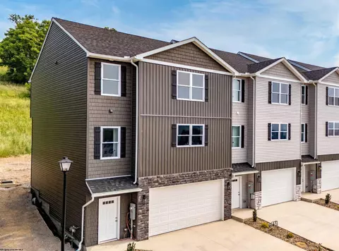 272 Red Oak Ln, Morgantown, WV 26501