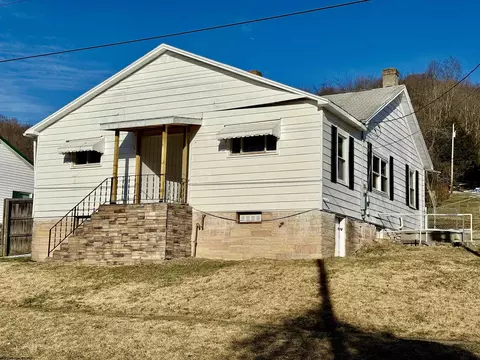 206 Main St, Carolina, WV 26563