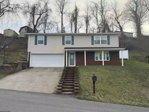 1817 Vernon Dr, Fairmont, WV 26554