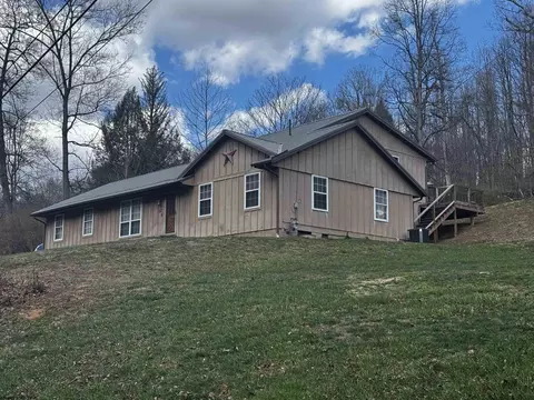 136 Edgewood Dr, Weston, WV 26452