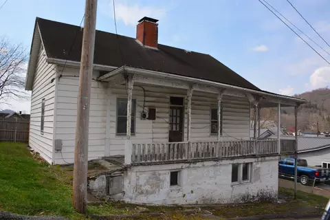 91 Walnut St, Shinnston, WV 26431