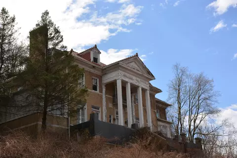 99 High St, Shinnston, WV 26431