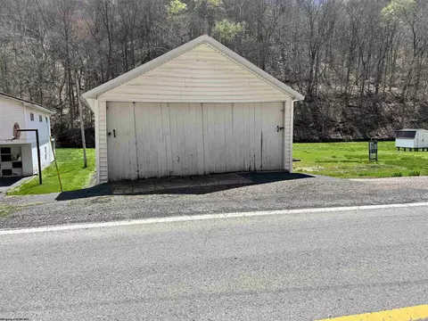 Exterior - 712 Mannington Rd, Smithfield, WV 26437 photo 4 of 9