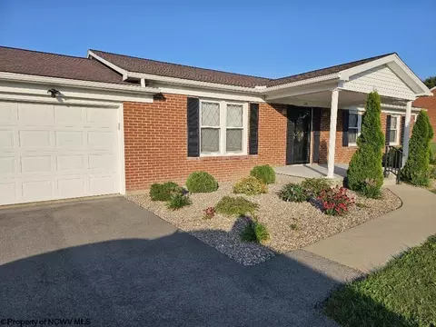 124 Fairlawn Dr, Buckhannon, WV 26201